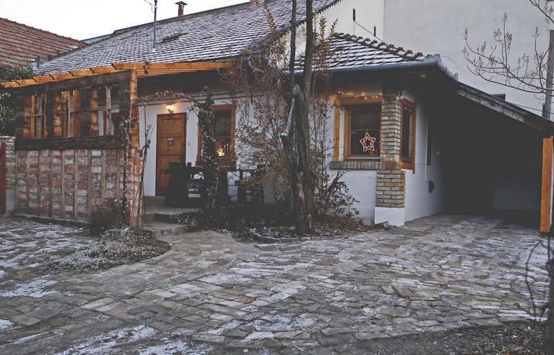 Folk In Old Town Lägenhet Kecskemét Exteriör bild